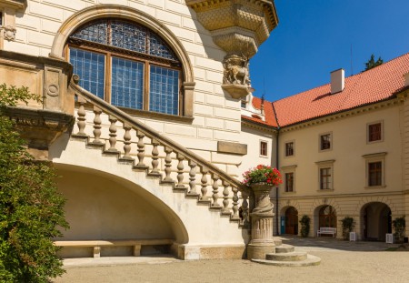 pruhonicky-zamek-1-schody-pracovna